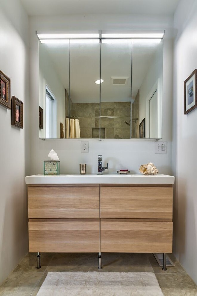 Kleines Modernes Duschbad mit flächenbündigen Schrankfronten, hellen Holzschränken, Duschnische, Wandtoilette mit Spülkasten, grauer Wandfarbe, Keramikboden, integriertem Waschbecken, Quarzit-Waschtisch, beigem Boden und Duschvorhang-Duschabtrennung in Sonstige