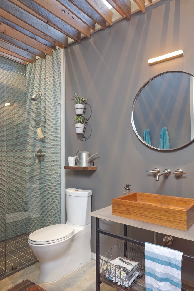 Modelo de cuarto de baño contemporáneo con lavabo sobreencimera, ducha empotrada, baldosas y/o azulejos azules, paredes grises y aseo y ducha