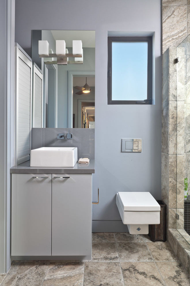 Immagine di una stanza da bagno design con WC sospeso