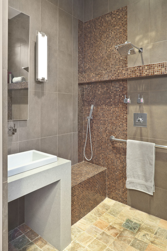 Foto på ett funkis badrum, med mosaik och ett fristående handfat