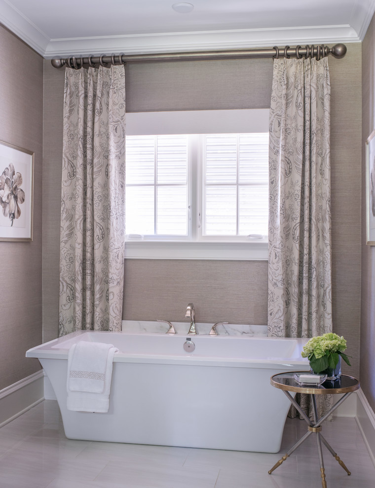 Imagen de cuarto de baño principal tradicional renovado grande con paredes grises y suelo de madera oscura