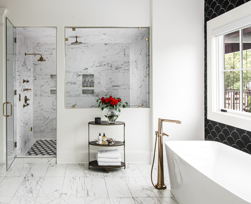 Großes Klassisches Badezimmer En Suite mit freistehender Badewanne, Duschnische, schwarz-weißen Fliesen, weißer Wandfarbe, weißem Boden, Falttür-Duschabtrennung und Wandnische in Nashville
