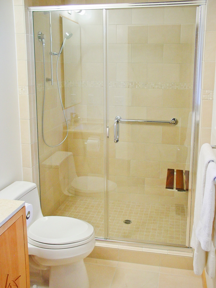 Cette photo montre une salle de bain asiatique en bois brun avec un placard à porte plane, un plan de toilette en quartz, WC à poser, un carrelage beige, des carreaux de porcelaine et un lavabo encastré.