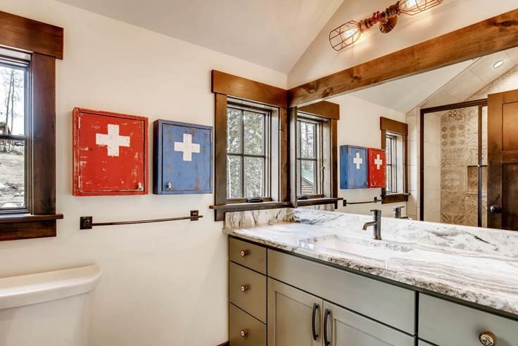 Immagine di una stanza da bagno padronale stile rurale di medie dimensioni con ante in stile shaker, ante beige, pareti bianche, pavimento in legno massello medio, lavabo sottopiano e top in granito