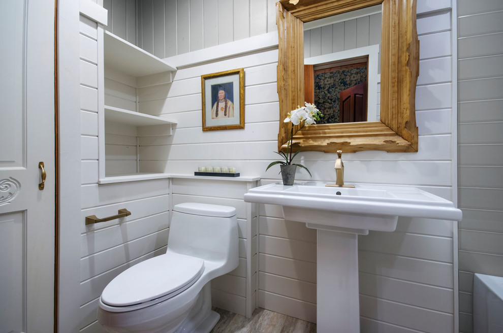 Exempel på ett mellanstort lantligt badrum, med ett nedsänkt handfat, ett badkar i en alkov, en dusch/badkar-kombination, grå kakel, vita väggar och klinkergolv i porslin