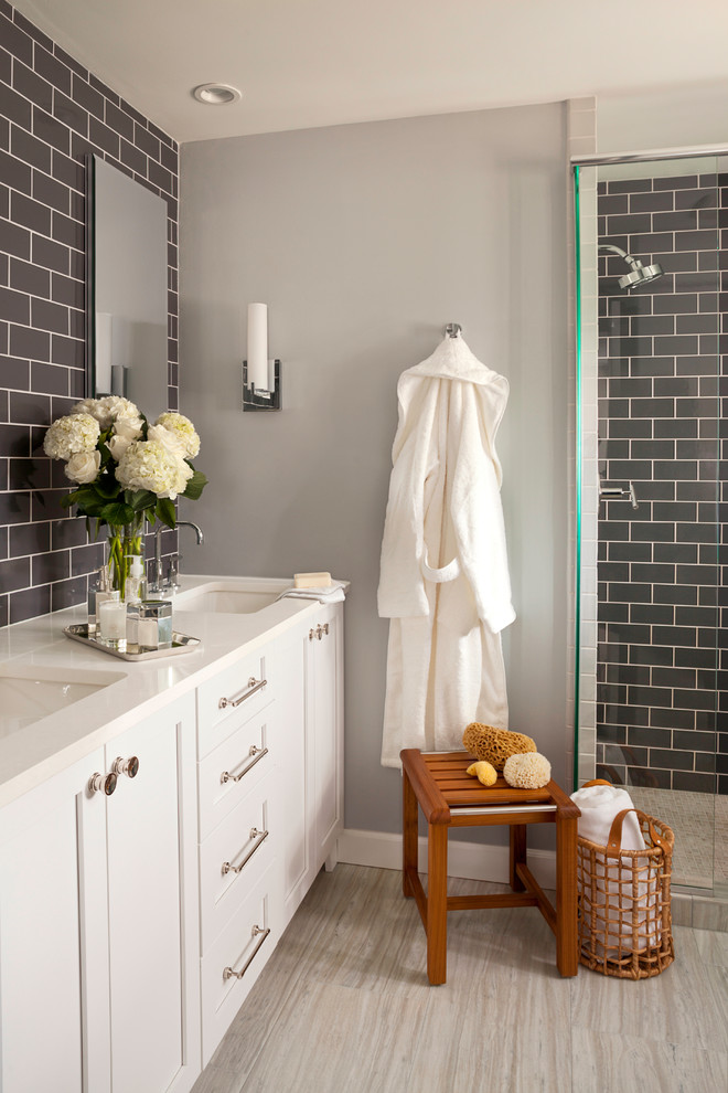 Inredning av ett modernt mellanstort en-suite badrum, med skåp i shakerstil, vita skåp, en dusch i en alkov, en toalettstol med separat cisternkåpa, grön kakel, glaskakel, grå väggar, ett undermonterad handfat och bänkskiva i kvarts