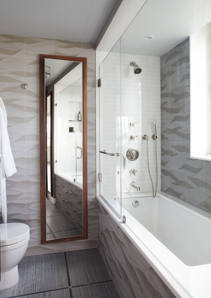Inredning av ett modernt stort en-suite badrum, med öppna hyllor, vita skåp, ett undermonterat badkar, en dusch/badkar-kombination, grå kakel, vita väggar, ett undermonterad handfat och marmorbänkskiva