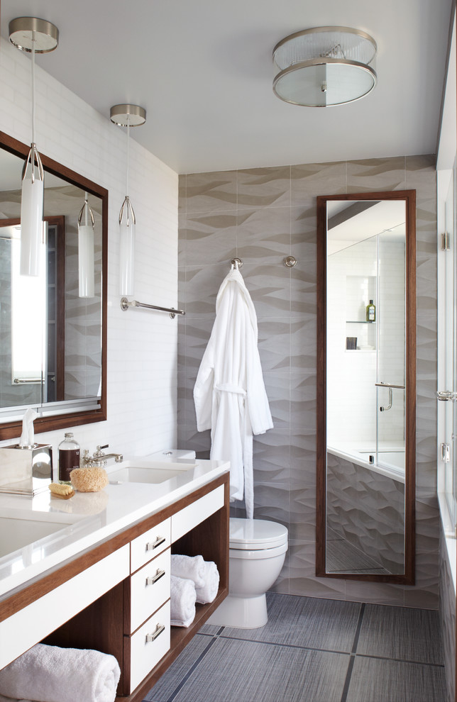 Idéer för att renovera ett stort funkis en-suite badrum, med ett undermonterad handfat, öppna hyllor, vita skåp, ett undermonterat badkar, en dusch/badkar-kombination, grå kakel, vita väggar, marmorbänkskiva, porslinskakel och grått golv