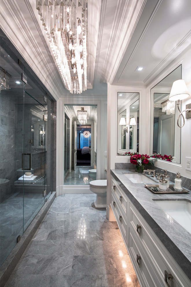 Стильный дизайн: ванная комната в стиле неоклассика (современная классика) с врезной раковиной, фасадами с утопленной филенкой, белыми фасадами и серой плиткой - последний тренд