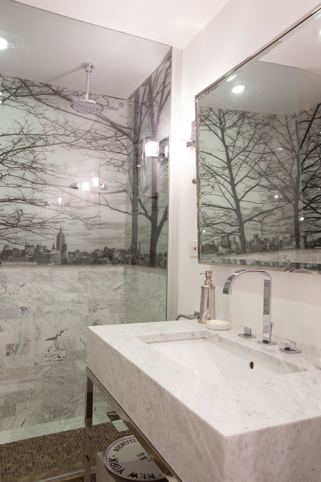 Inspiration för moderna badrum, med ett undermonterad handfat, öppna hyllor, en öppen dusch, grå kakel och med dusch som är öppen
