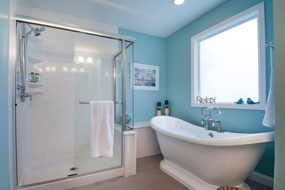 Exemple d'une grande salle de bain principale chic avec des portes de placard blanches, une baignoire indépendante, une douche d'angle, WC séparés, un mur bleu, un sol en carrelage de terre cuite, un lavabo intégré, un plan de toilette en onyx, un sol marron et une cabine de douche à porte battante.