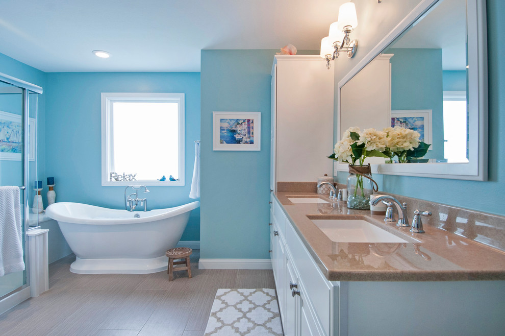 Свежая идея для дизайна: большая главная ванная комната в морском стиле с фасадами островного типа, белыми фасадами, отдельно стоящей ванной, угловым душем, раздельным унитазом, синими стенами, полом из мозаичной плитки, монолитной раковиной, столешницей из оникса, коричневым полом и душем с распашными дверями - отличное фото интерьера