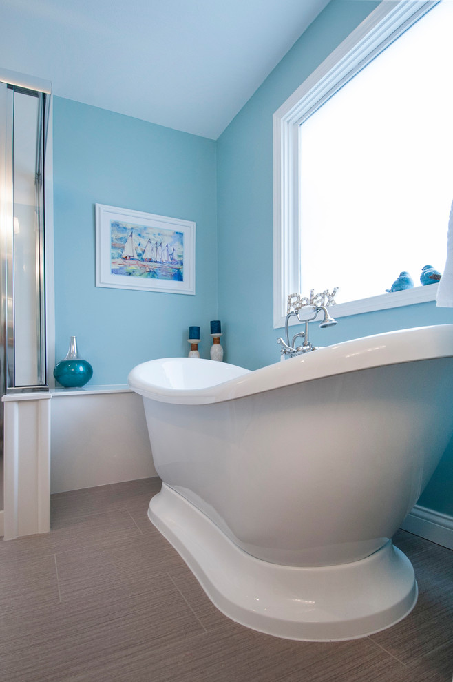 Источник вдохновения для домашнего уюта: большая главная ванная комната в классическом стиле с белыми фасадами, отдельно стоящей ванной, угловым душем, раздельным унитазом, синими стенами, полом из мозаичной плитки, монолитной раковиной, столешницей из оникса, коричневым полом и душем с распашными дверями