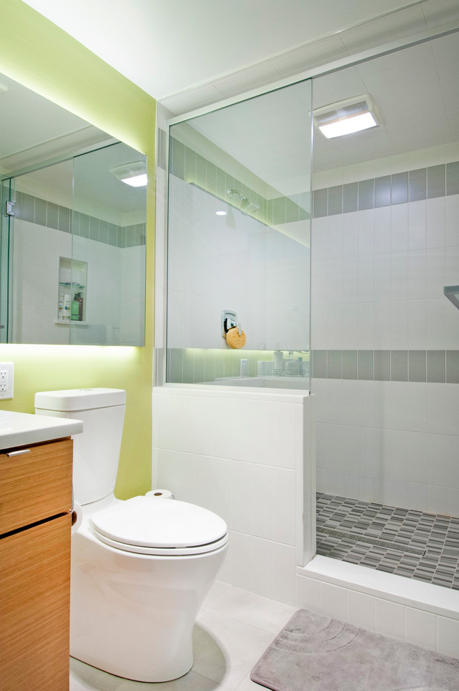 Источник вдохновения для домашнего уюта: ванная комната среднего размера в стиле ретро с плоскими фасадами, фасадами цвета дерева среднего тона, двойным душем, раздельным унитазом, серой плиткой, керамической плиткой, желтыми стенами, полом из керамической плитки, душевой кабиной, врезной раковиной и столешницей из искусственного кварца