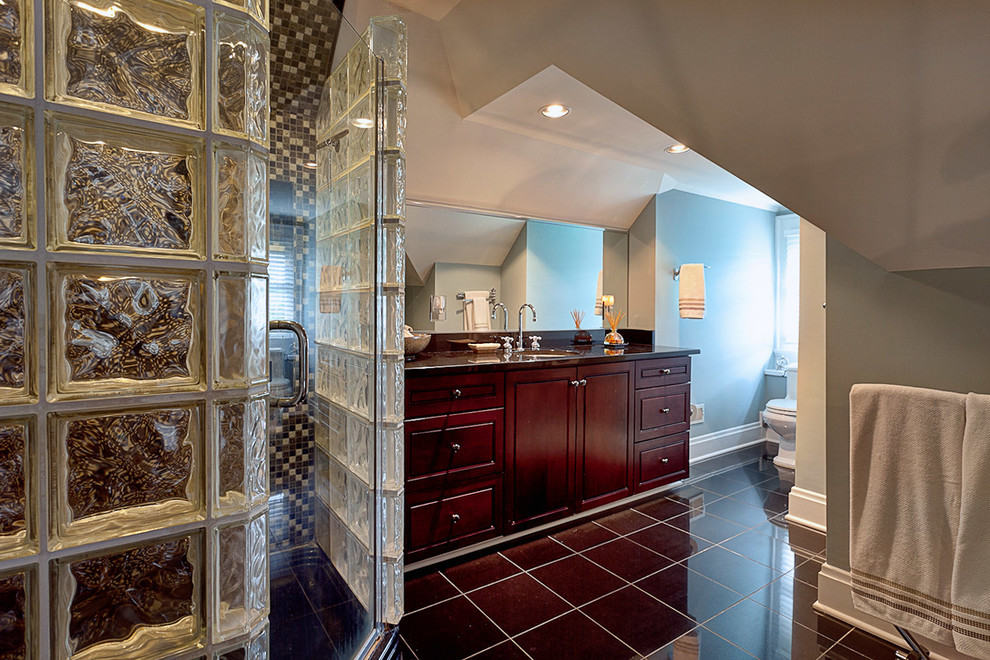 コロンバスにあるトラディショナルスタイルのおしゃれな浴室 (コーナー設置型シャワー) の写真