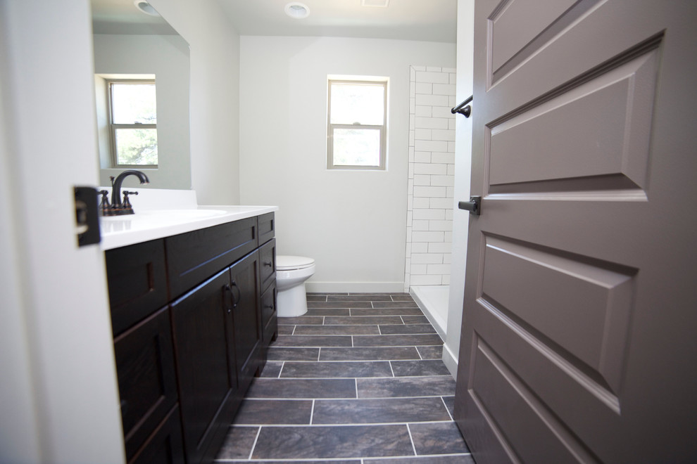 Diseño de cuarto de baño principal rural pequeño con puertas de armario de madera en tonos medios, baldosas y/o azulejos blancos, baldosas y/o azulejos de porcelana, paredes grises y suelo de baldosas de porcelana