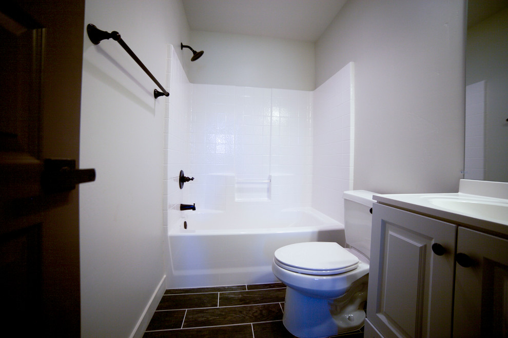 Inspiration pour une petite salle de bain chalet avec des portes de placard blanches, un carrelage marron, des carreaux de porcelaine, un mur gris et un sol en carrelage de porcelaine.