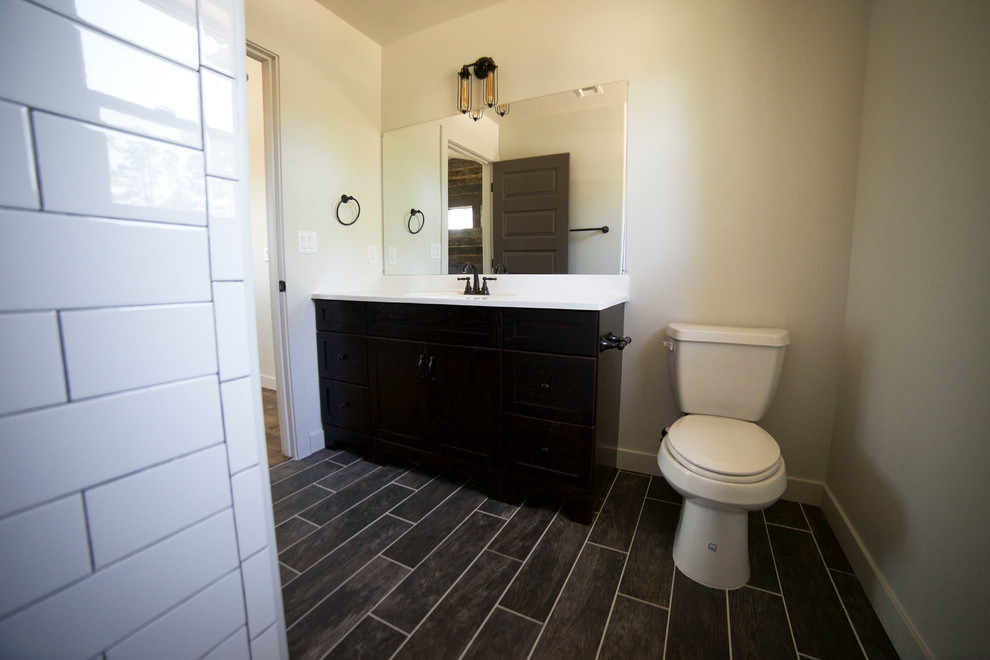 Esempio di una piccola stanza da bagno padronale rustica con ante in legno bruno, piastrelle bianche, piastrelle in gres porcellanato, pareti grigie e pavimento in gres porcellanato