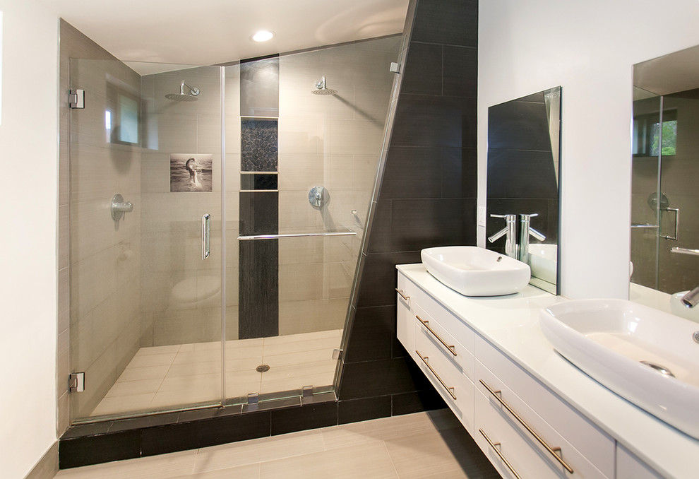 Inspiration for a contemporary bathroom in Los Angeles.