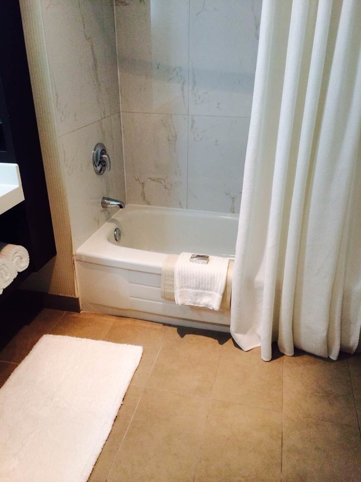 На фото: ванная комната в стиле модернизм с коричневой плиткой, керамогранитной плиткой, белыми стенами и полом из керамогранита с