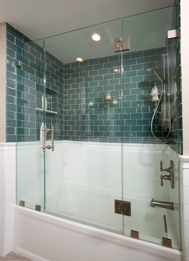 Inspiration för ett vintage badrum, med ett platsbyggt badkar, en dusch/badkar-kombination och flerfärgad kakel