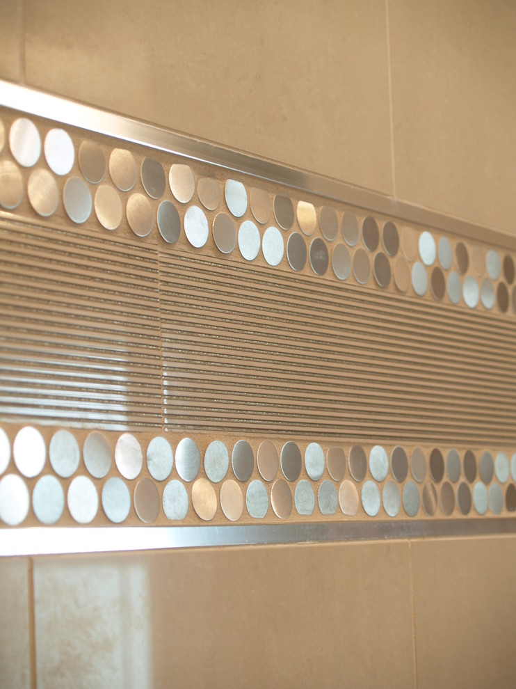 Esempio di una grande stanza da bagno padronale chic con doccia aperta, piastrelle beige, piastrelle a mosaico, pareti beige e pavimento in gres porcellanato