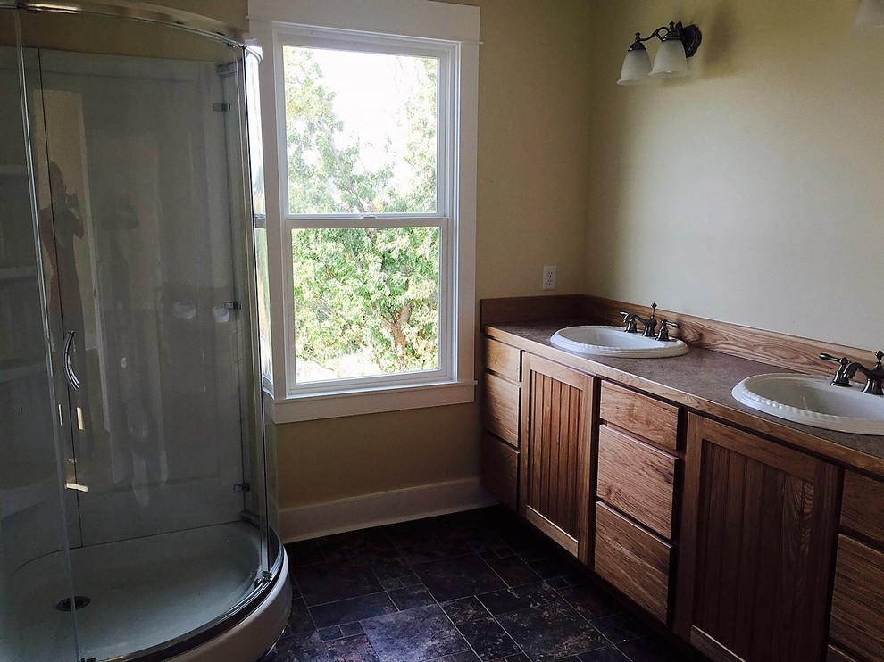 Immagine di una piccola stanza da bagno padronale country con ante in stile shaker, ante con finitura invecchiata, doccia ad angolo, piastrelle multicolore e top in laminato