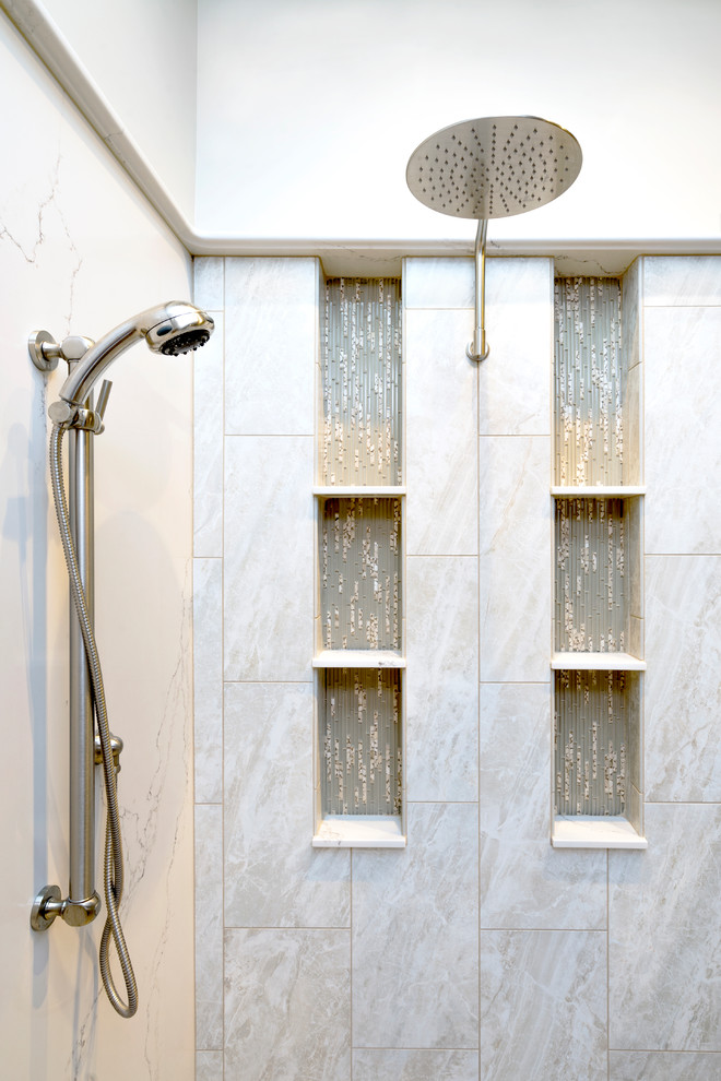 Exempel på ett stort klassiskt vit vitt en-suite badrum, med släta luckor, skåp i mellenmörkt trä, ett hörnbadkar, en öppen dusch, en toalettstol med separat cisternkåpa, grå kakel, stenhäll, beige väggar, klinkergolv i porslin, ett undermonterad handfat, bänkskiva i kvarts, beiget golv och med dusch som är öppen