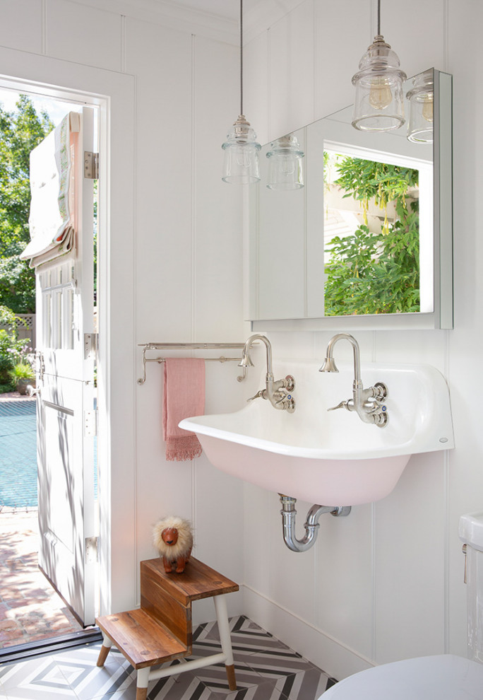 Идея дизайна: большая детская ванная комната в классическом стиле с белыми стенами, подвесной раковиной, разноцветным полом и стенами из вагонки