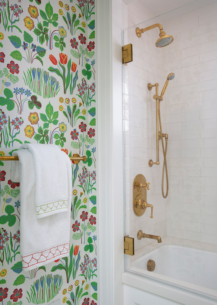 На фото: большая детская ванная комната в классическом стиле с фасадами в стиле шейкер, белыми фасадами, ванной в нише, душем над ванной, раздельным унитазом, белой плиткой, керамической плиткой, разноцветными стенами, полом из мозаичной плитки, врезной раковиной, столешницей из искусственного кварца, разноцветным полом, шторкой для ванной и белой столешницей