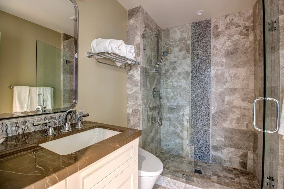 Пример оригинального дизайна: главная ванная комната среднего размера в стиле неоклассика (современная классика) с фасадами в стиле шейкер, белыми фасадами, накладной ванной, душем в нише, биде, серой плиткой, стеклянной плиткой, серыми стенами, полом из известняка, врезной раковиной, мраморной столешницей и душем с распашными дверями