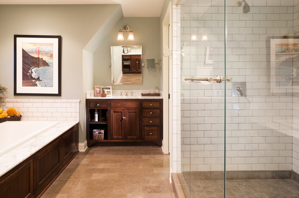 Klassisk inredning av ett mellanstort en-suite badrum, med skåp i shakerstil, skåp i mörkt trä, ett platsbyggt badkar, en hörndusch, grå väggar, ett undermonterad handfat, marmorbänkskiva och dusch med gångjärnsdörr