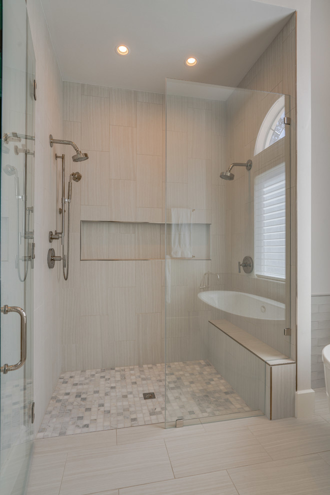 Свежая идея для дизайна: большая главная ванная комната в стиле модернизм с фасадами в стиле шейкер, белыми фасадами, отдельно стоящей ванной, душем в нише, бежевыми стенами, полом из керамогранита, врезной раковиной, столешницей из кварцита, бежевым полом и душем с распашными дверями - отличное фото интерьера