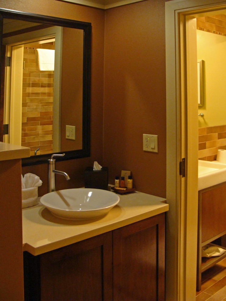 Идея дизайна: маленькая ванная комната в стиле модернизм с плоскими фасадами, темными деревянными фасадами, столешницей из гранита, коричневой плиткой, коричневыми стенами и душевой кабиной для на участке и в саду