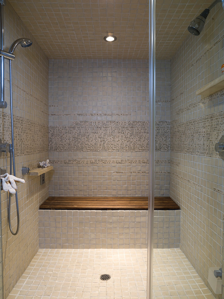 Diseño de cuarto de baño contemporáneo de tamaño medio con baldosas y/o azulejos grises, baldosas y/o azulejos de cerámica y suelo de baldosas de porcelana