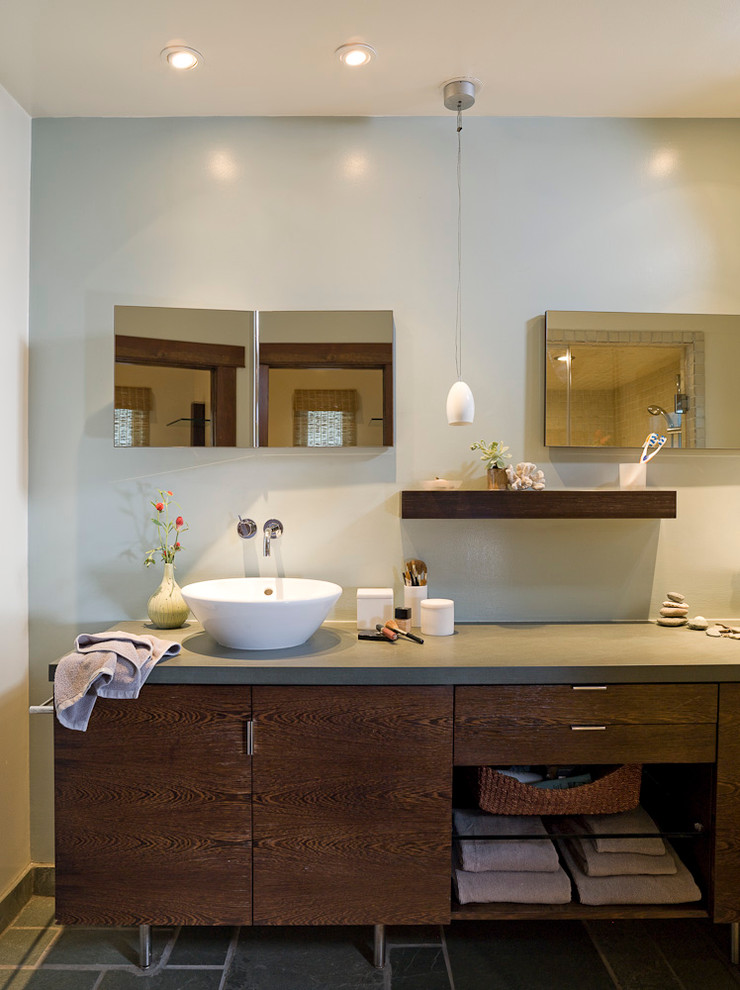 Esempio di una stanza da bagno design di medie dimensioni con ante lisce, ante in legno bruno, pareti grigie, pavimento in gres porcellanato e top in superficie solida