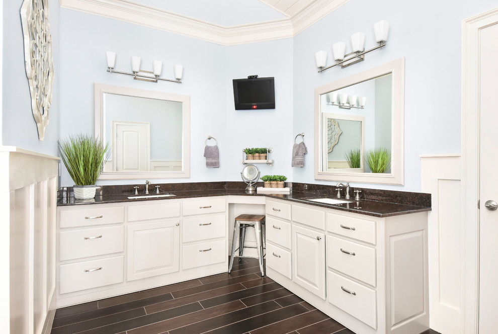 Immagine di una stanza da bagno padronale country di medie dimensioni con vasca freestanding, piastrelle beige, pareti blu, parquet scuro e pavimento marrone