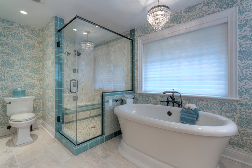 Idéer för att renovera ett stort vintage en-suite badrum, med ett fristående badkar, vit kakel, en hörndusch, en toalettstol med hel cisternkåpa, keramikplattor, blå väggar och klinkergolv i keramik