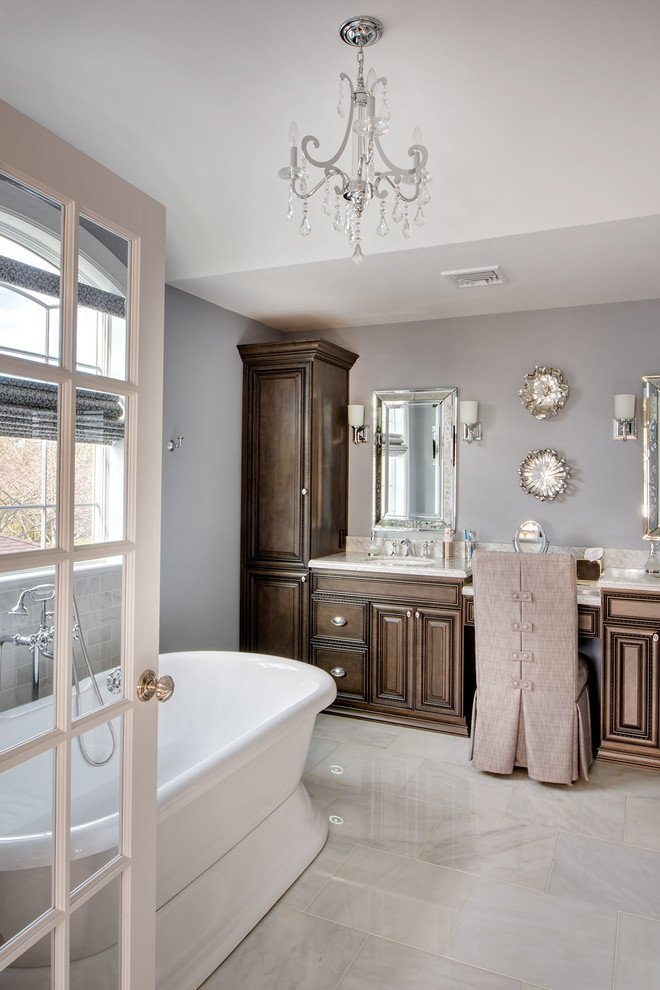 Example of a transitional bathroom design in New York