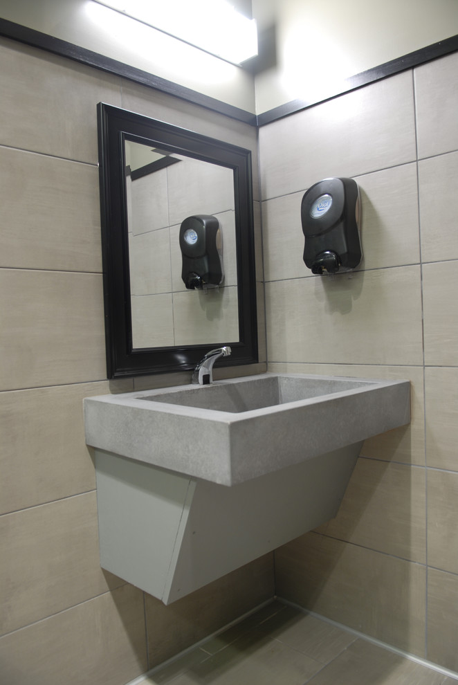 Стильный дизайн: ванная комната в современном стиле с столешницей из бетона - последний тренд