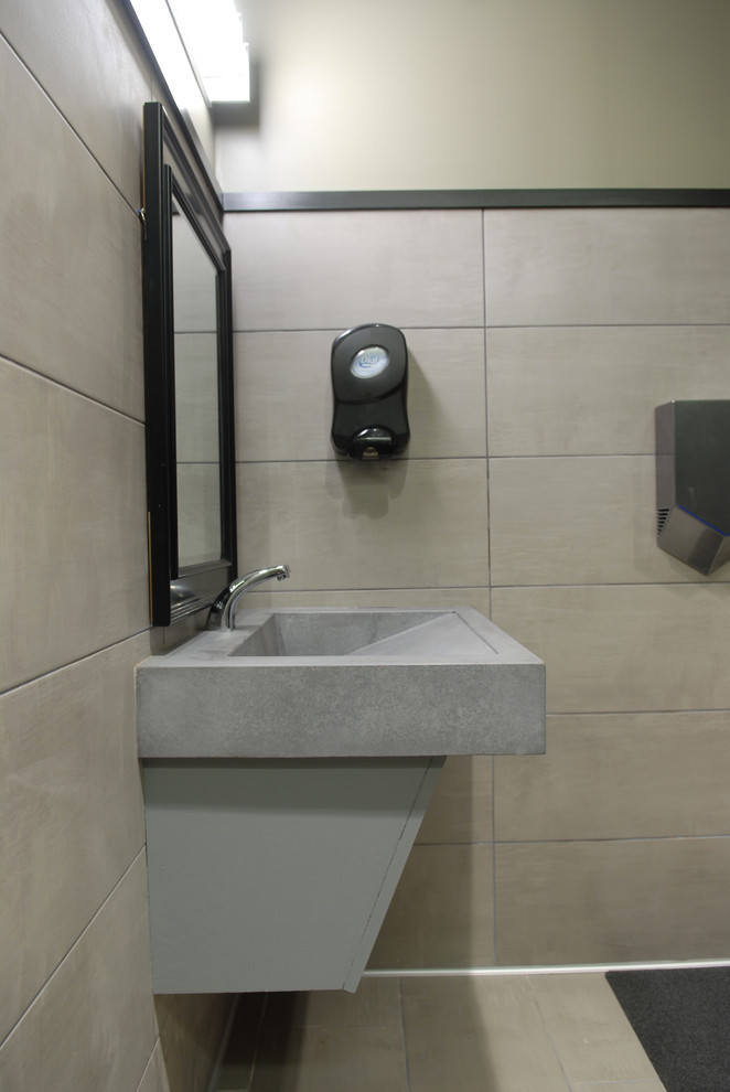 Diseño de cuarto de baño contemporáneo con encimera de cemento