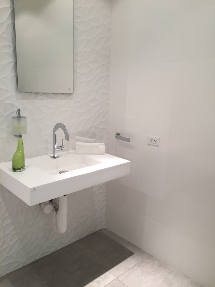 Пример оригинального дизайна: ванная комната среднего размера в современном стиле с унитазом-моноблоком, белыми стенами, душевой кабиной и подвесной раковиной