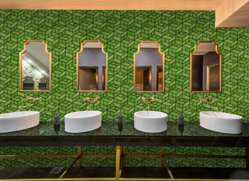 На фото: огромная главная ванная комната в стиле модернизм с зеленой плиткой, плиткой мозаикой, зелеными стенами, черной столешницей, фасадами с декоративным кантом, белыми фасадами, унитазом-моноблоком, полом из терраццо, накладной раковиной, столешницей из оникса и коричневым полом