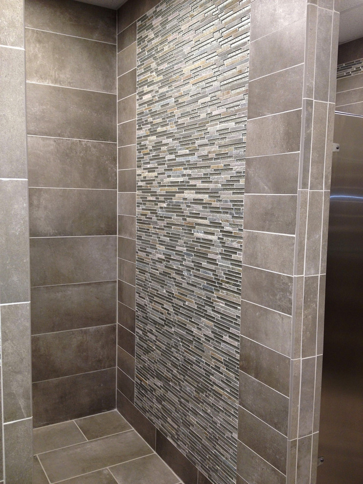Modelo de cuarto de baño principal tradicional renovado grande con ducha abierta, baldosas y/o azulejos multicolor, azulejos en listel, paredes grises, suelo de baldosas de porcelana, suelo gris y ducha abierta