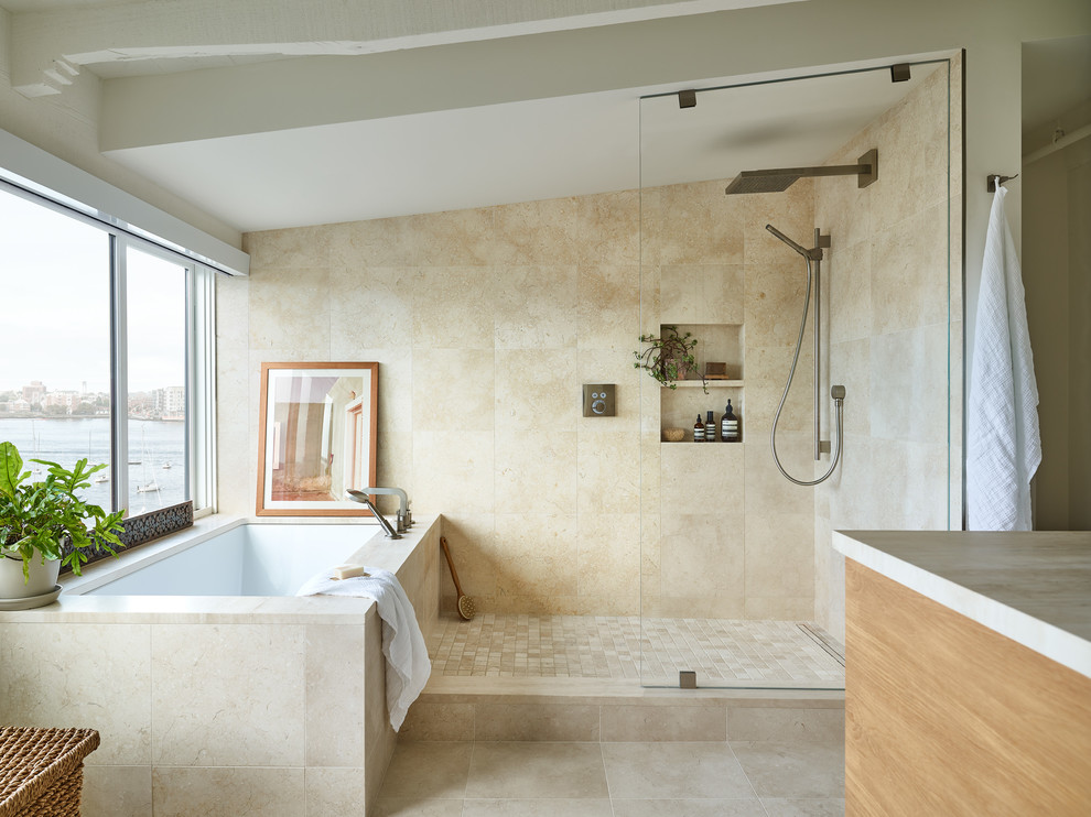 Идея дизайна: главная ванная комната в современном стиле с плоскими фасадами, светлыми деревянными фасадами, полновстраиваемой ванной, открытым душем, бежевой плиткой, бежевыми стенами, бежевым полом, открытым душем и бежевой столешницей