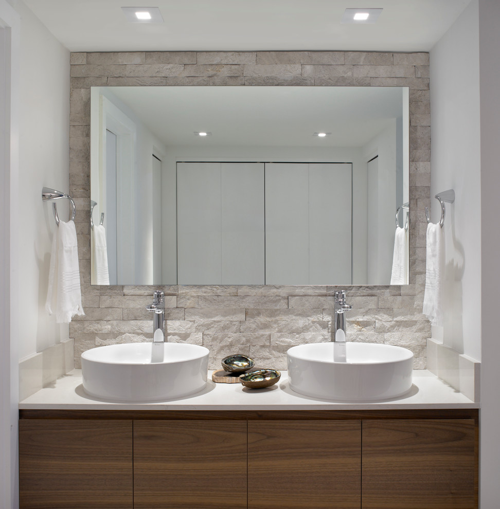 Exemple d'une salle de bain moderne en bois brun de taille moyenne avec une vasque, un placard à porte plane, un plan de toilette en quartz modifié, un carrelage beige, un carrelage de pierre, un mur beige et un sol en marbre.