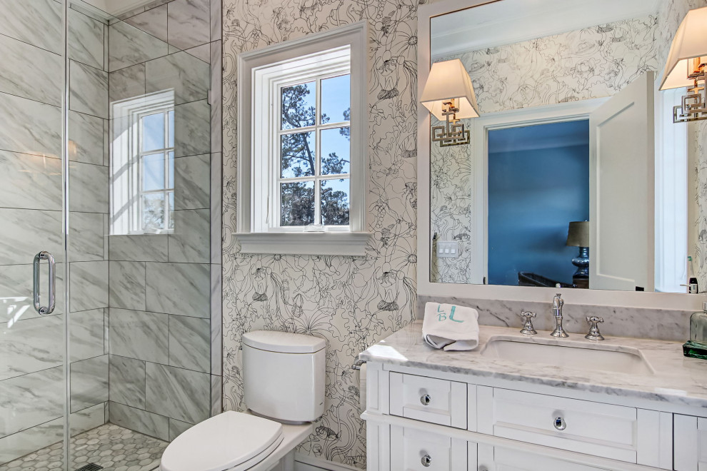 Exemple d'une salle de bain principale éclectique de taille moyenne avec un placard à porte shaker, des portes de placard blanches, une baignoire indépendante, une douche d'angle, WC à poser, un carrelage gris, un mur blanc, un lavabo encastré, un sol gris, une cabine de douche à porte battante et un plan de toilette gris.
