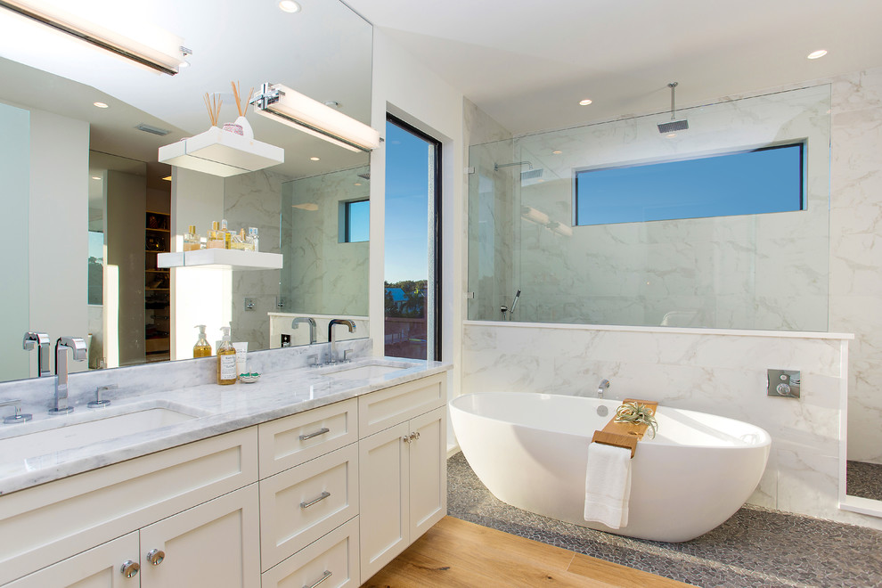 Photo of a contemporary bathroom in Tampa with an open shower.
