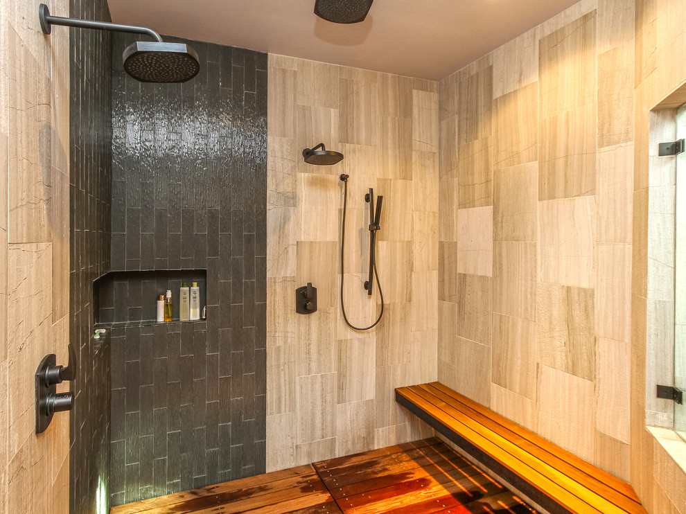 Foto de cuarto de baño principal de estilo americano extra grande con ducha abierta, baldosas y/o azulejos multicolor, baldosas y/o azulejos de piedra, paredes blancas y suelo de madera oscura