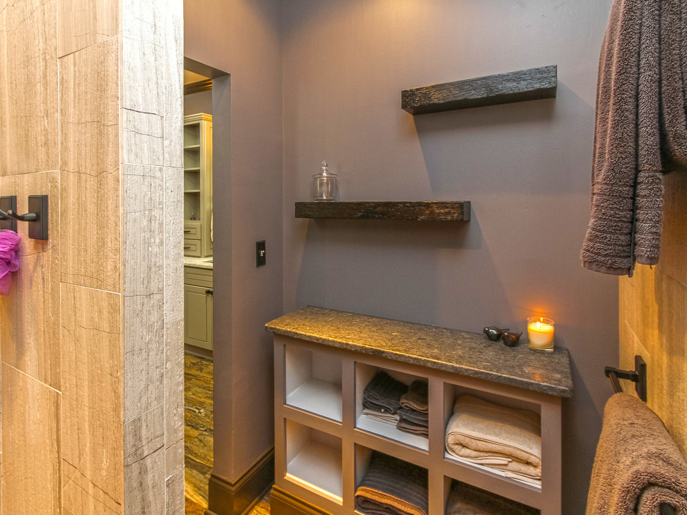 На фото: главная ванная комната среднего размера в стиле кантри с открытыми фасадами, искусственно-состаренными фасадами, столешницей из гранита, разноцветной плиткой, каменной плиткой, фиолетовыми стенами и полом из травертина с